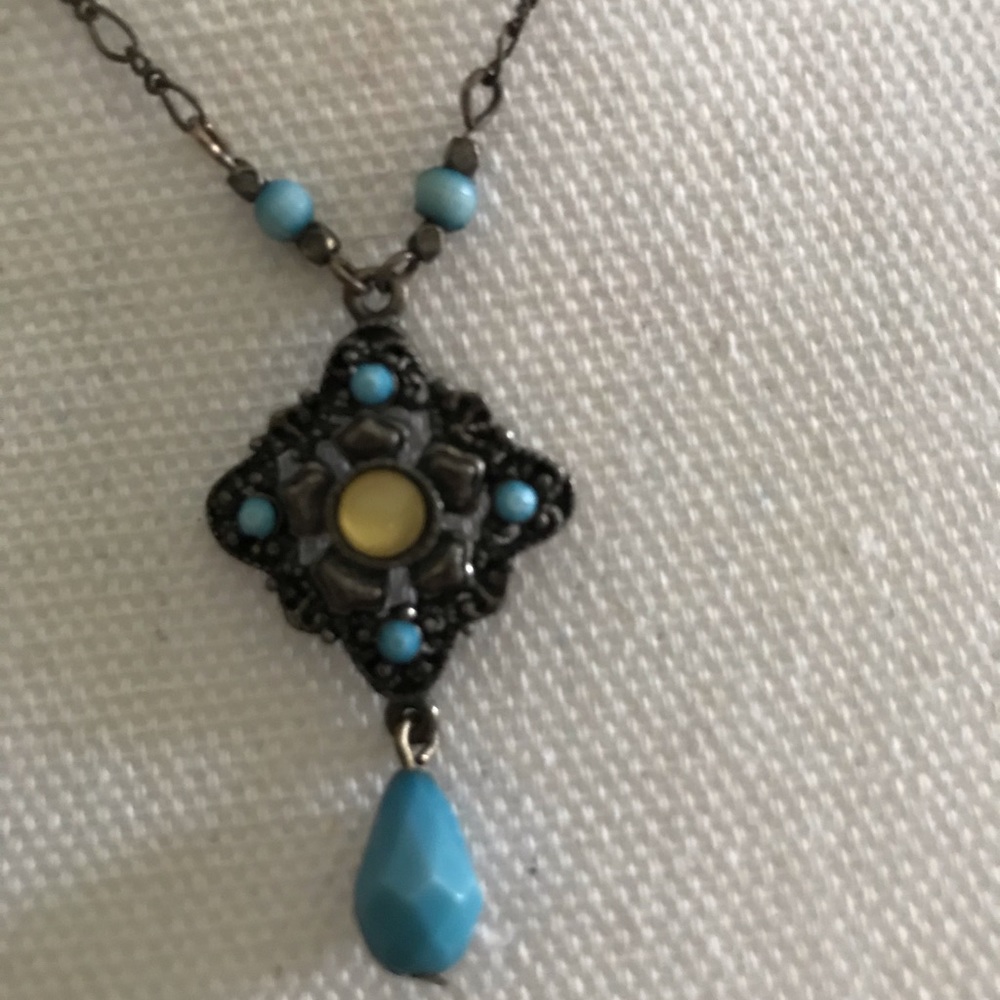 Pretty necklace with blue stones